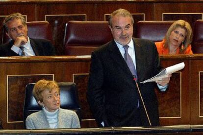 El vicepresidente segundo y ministro de Economa, Pedro Solbes, responde al presidente del PP, Mariano Rajoy, durante un momento del debate.