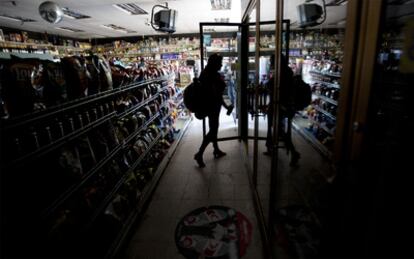 Una tienda de alimentos de San Diego tras el apagón que dejó a más de un millón de californianos a oscuras.