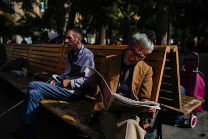 Un hombre lee el periódico en la Plaza de Armas, en Santiago, Chile.