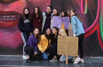 Un grupo de mujeres posa para una foto delante del mural, que se encuentra en la Gran Vía, con las caras de cuatro activistas que luchan cada día por los derechos de las mujeres en España.