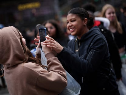 Una joven hace un vídeo de sus amigas para colgarlo en TikTok en Times Square (Nueva York, EE UU) este mes de marzo.
