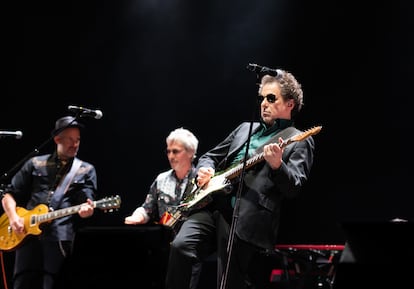 Andrés Calamaro y Ariel Rot, durante el concierto en el Wizink Center.
