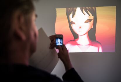 Un hombre fotografía una película animada de Pierre Huyghe y Phillip Parreno en la exposición Condiciones digitales en el Kuenstlerhaus de Hannover, Alemania, marzo de 2015 .
(Imagen: Ole Spata/Picture Alliance vía Getty Images).