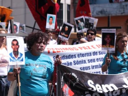 Débora da Silva, à esquerda, em protesto em São Paulo.