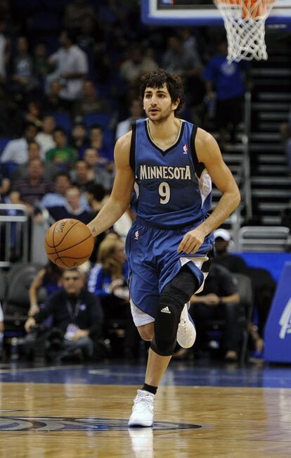 Ricky Rubio controla el balón ante los Magic de Orlando.