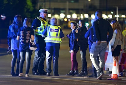 La policía atiende varios jóvenes que estaban en el concierto.