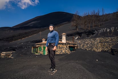 Vicente Leal, el propietario de la casa más pegada al volcán, en la localidad palmera de Las Manchas.