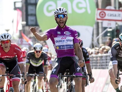 Gaviria, ganando en Tortona la cuarta de sus etapas en el Giro.