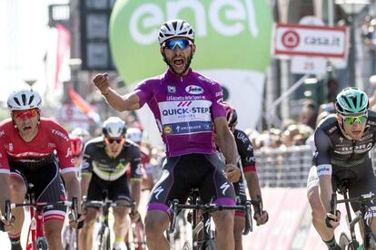 Gaviria, ganando en Tortona la cuarta de sus etapas en el Giro.