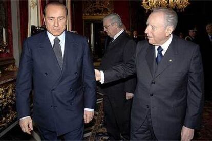 El primer ministro italiano, Silvio Berlusconi (izquierda), ayer junto al presidente, Carlo Azeglio Ciampi, en el palacio del Quirinal.