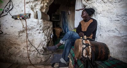 Un senegal&eacute;s en el interior de la cueva en la que vive en Granada. 