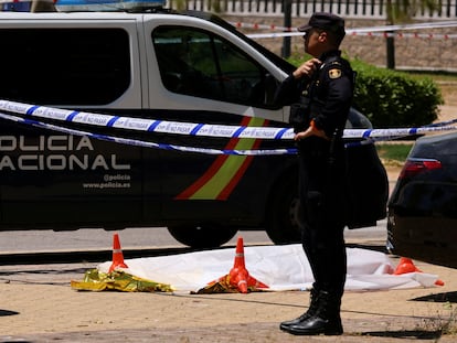 El policía mira las manos de las manos mientras el abogado ucraniano todavía estaba dormido, después de la tercera toma de la escuela de descarga.