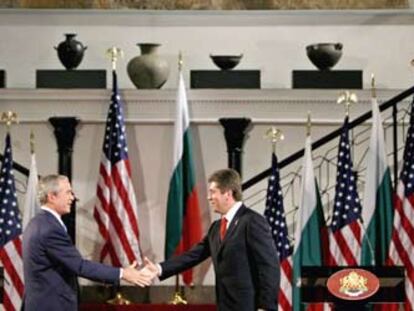 George W. Bush (izquierda) estrecha la mano del presidente de Bulgaria, Georgi Parvanov, ayer en el Museo Arqueológico de Sofía.