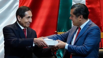 Rogelio Ramírez de la O., secretario de Hacienda y Crédito Público, hizo entrega del paquete económico 2025 a Sergio Gutiérrez Luna, presidente de la Mesa Directiva de la Cámara de Diputados.