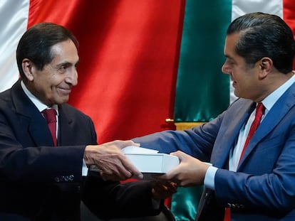 Rogelio Ramírez de la O., secretario de Hacienda y Crédito Público, hizo entrega del paquete económico 2025 a Sergio Gutiérrez Luna, presidente de la Mesa Directiva de la Cámara de Diputados.