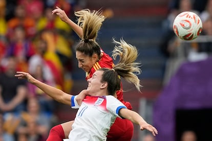 Olga Carmona y Lauren Hemp, en una acción del partido.