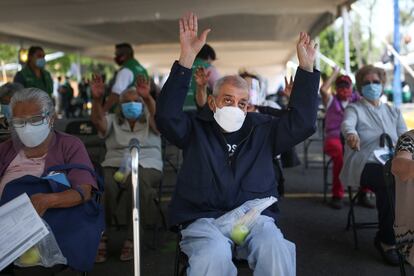 Un vecino de Xochimilco (Ciudad de México) hace ejercicio antes de recibir la vacuna rusa.