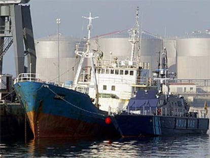 El <i>South Sea,</i> atracado en Vilagarcía de Arousa junto a una patrullera del Servicio de Vigilancia Aduanera.
