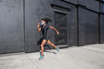 Por ahora, la ley no indica que el uso de mascarilla sea obligatorio para hacer deporte en el exterior. 