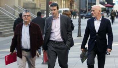 Maneiro (en el centro) se dirige a Sabin Etxea con los dos otros miembros de la delgación de UPyD.