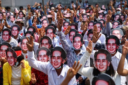 Manifestantes, con máscaras de la líder Aung San Suu Kyi, participan en una marcha contra el golpe militar en Yangón (Myanmar), este domingo.