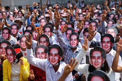 Manifestantes, com máscaras da líder Aung San Suu Kyi, participam de uma passeata contra o golpe militar em Yangón (Myanmar), este domingo. 
