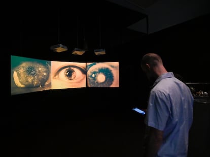 Una persona observa una de las obras de la inauguración de una exposición sobre inteligencia artificial el 5 de septiembre en La Coruña (España).