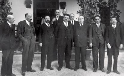 El 31 de octubre de 1932, ya en la II República, visitaba Toledo el presidente de Francia, Edouard Herriot. En las imágenes, tomadas en El Cigarral de Marañón, aparece un grupo muy numeroso de personalidades importantes en la historia española. En el centro Herriot, a la derecha Manuel Azaña, Gregorio Marañón y Luis de Zulueta. A la izquierda del presidente francés se sitúa Fernando de los Ríos y detrás de Azaña se puede ver a Salvador de Madariaga.