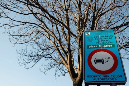 Cartel que delimita la zona de bajas emisiones Plaza Elptica de Madrid, en febrero de 2022.