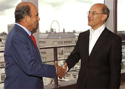 El presidente del Santander, Emilio Botín, y el primer ejecutivo del Abbey, Luqman Arnold, tras el acuerdo.