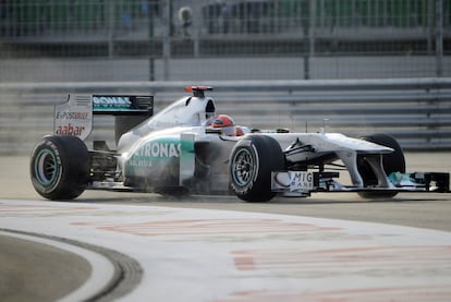 Michael Schumacher intenta controlar su bólido que está a punto de salirse de la pista a causa del polvo.