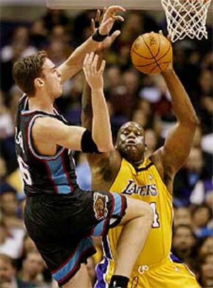 Pau Gasol pierde el balón ante Shaquille O&#39;Neal en un momento del partido.