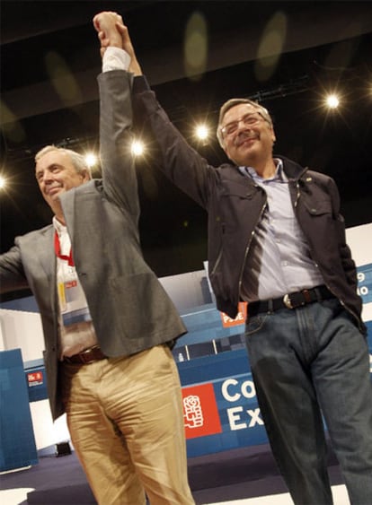 Manuel Vázquez y José Blanco saludan a los delegados al congreso del PSdeG.