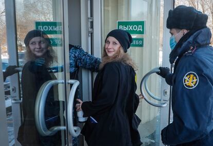 Maria Alyokhina, miembro de Pussy Riot, entra en el Tribunal de la Ciudad de Moscú, en febrero de 2021.