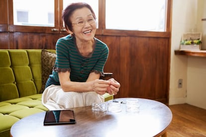 Aunque la personalidad de cada uno de los centenarios que ha entrevistado Junko Takahashi es distinta, sí que se daban en todos ellos unos rasgos comunes: “Los centenarios son francos, resueltos, escrupulosos, sociales, curiosos, liberales y tienen un espíritu que les impide rendirse”, señala la escritora. Rasgos que sí pueden influir en la longevidad, tal y como apreciaron expertos del Instituto Metropolitano de Gerontología de Tokio. En sus investigaciones, apreciaron que la forma de ser que compartían centenarios de ambos sexos hacía que tuvieran comportamientos saludables y una capacidad para enfrentarse a los problemas, que contribuía a que viviesen más. Y eso hace que superen problemas de todo tipo, incluida una factura de fémur a los 97 años.