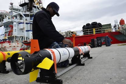 Un efectivo del Comando de Rescate Submarino (URC) de Estados Unidos, prepara los pertrechos de rescate en el muelle de Comodoro Rivadavia, Chubut.