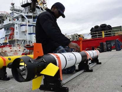 Un efectivo del Comando de Rescate Submarino (URC) de Estados Unidos, prepara los pertrechos de rescate en el muelle de Comodoro Rivadavia, Chubut.