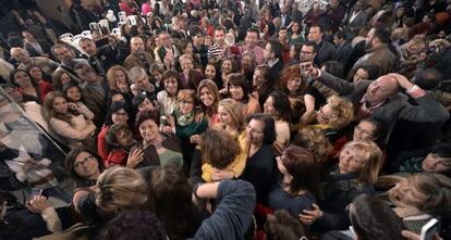 Susana D&iacute;az, rodeada de mujeres en un acto celebrado en C&oacute;rdoba.