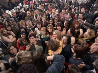 Susana D&iacute;az, rodeada de mujeres en un acto celebrado en C&oacute;rdoba.