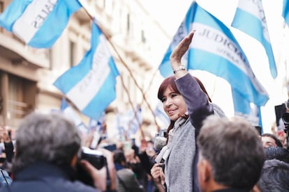 Cristina Fernández de Kirchner, expresidenta de Argentina, saluda al salir de los tribunales federales, el pasado agosto en Buenos Aires.