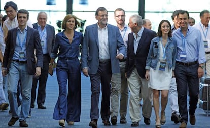 Mariano Rajoy a su llegada hoy a la conferencia pol&iacute;tica del PP acompa&ntilde;ado por dirigentes del partido. 