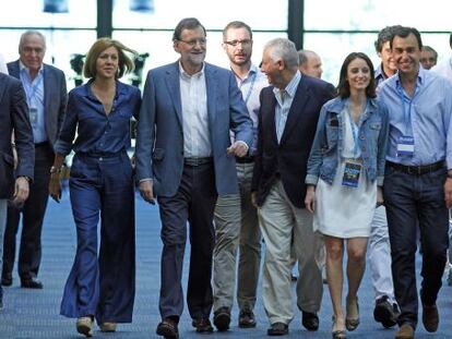 Mariano Rajoy a su llegada hoy a la conferencia pol&iacute;tica del PP acompa&ntilde;ado por dirigentes del partido. 