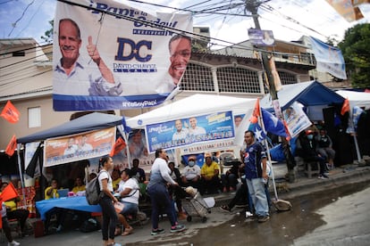 Pancartas y postes del candidato presidencial del Partido Nacional Nasry Asfura.