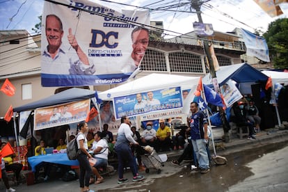 Pancartas y postes del candidato presidencial del Partido Nacional Nasry Asfura. 