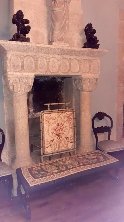 Protector de chimenea tapizado con tejido encargado en Francia por la monarquía.