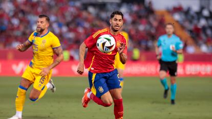 Ayoze persigue un balón durante el partido de preparación de España ante Andorra.