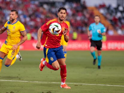 Ayoze persigue un balón durante el partido de preparación de España ante Andorra.