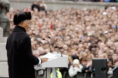 El ex presidente de Suráfrica y luchador contra el <i>apartheid </i><b>Nelson Mandela, </b>ayer durante su discurso en la plaza londinense de Trafalgar.