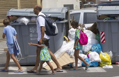 Basura apilada junto a los contenedores en una calle de Cádiz.