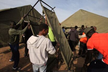 Montaje de tiendas y literas militares para los subsaharianos en Melilla.